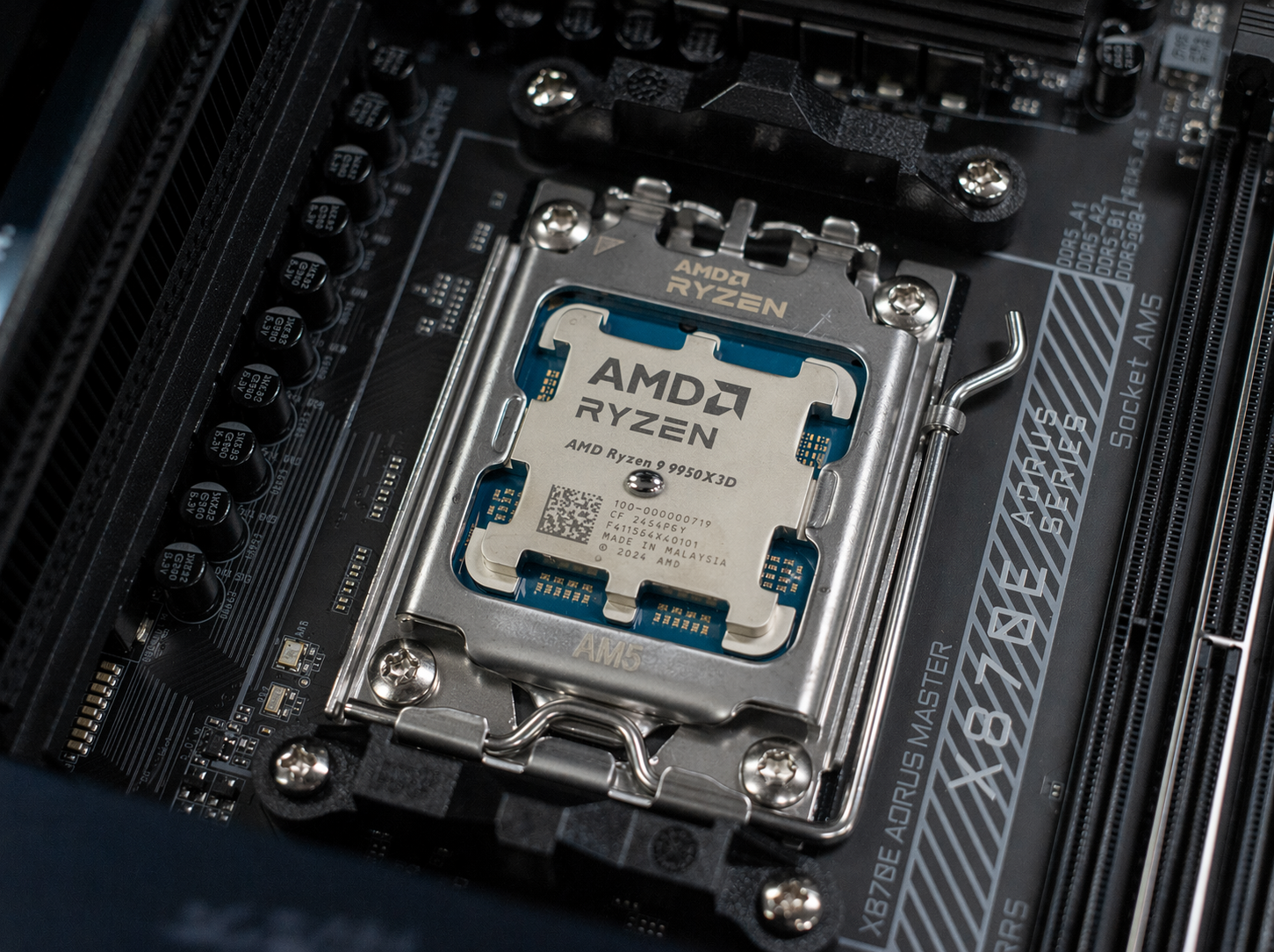 AMD Ryzen CPU im Mainboard-Socket - Anwendungsbeispiel für Klover's Liquid Metal Wärmeleitpaste