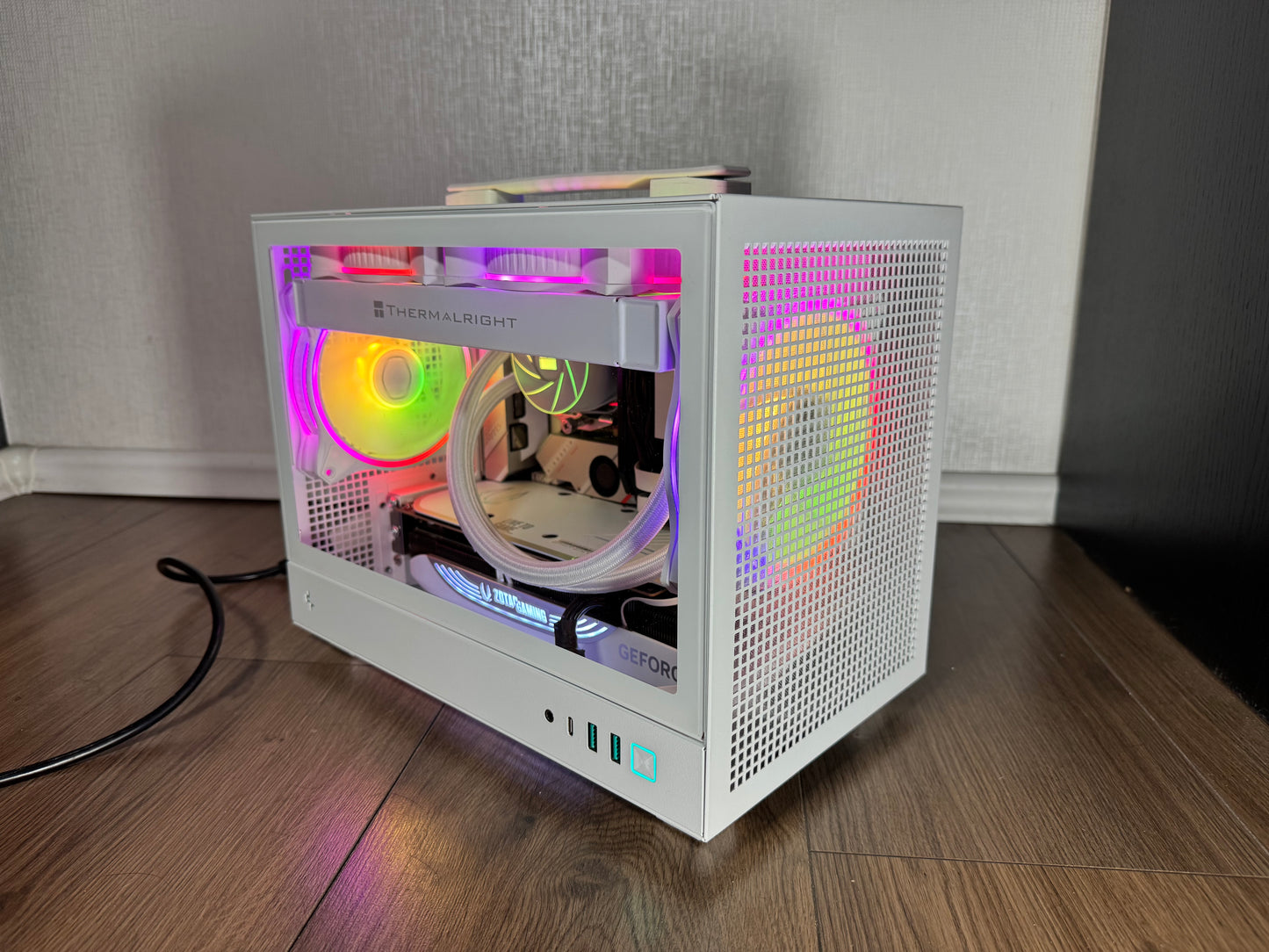 High End Gaming PC Weiß - ITX SFF - RTX 4080S - 7800 X3D - 32GB DDR5 - 1TB SSD