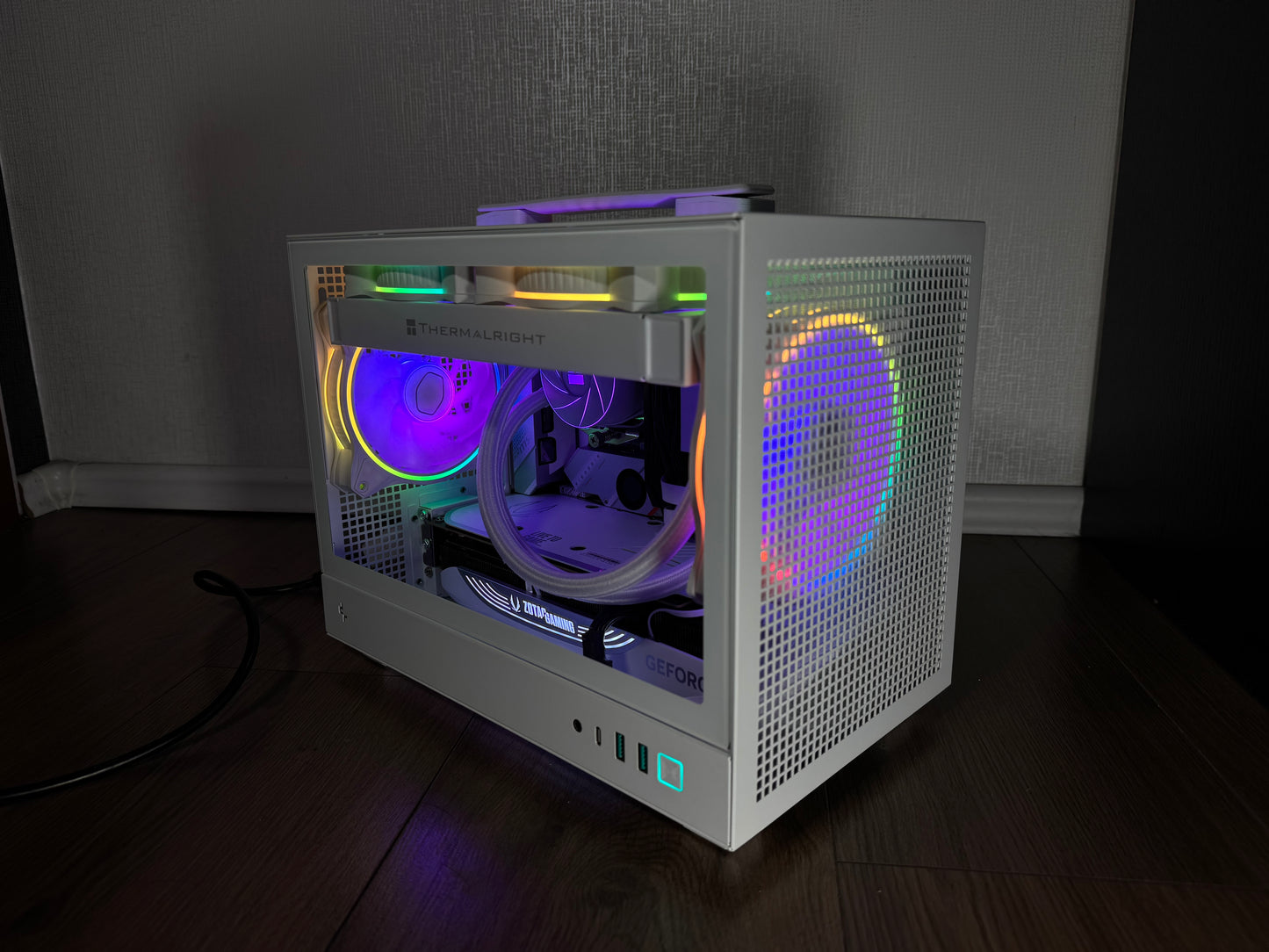 High End Gaming PC Weiß - ITX SFF - RTX 4080S - 7800 X3D - 32GB DDR5 - 1TB SSD