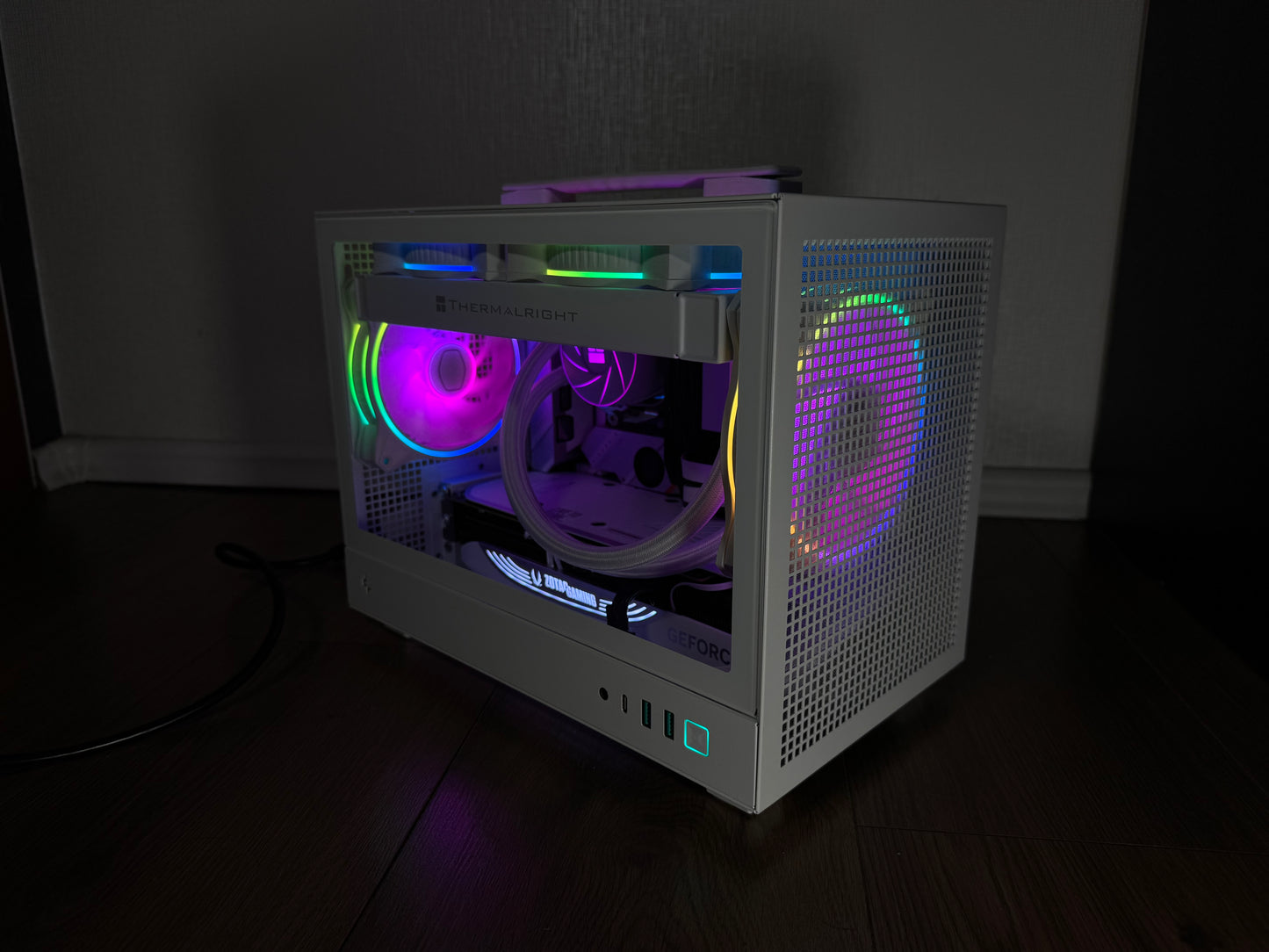 High End Gaming PC Weiß - ITX SFF - RTX 4080S - 7800 X3D - 32GB DDR5 - 1TB SSD