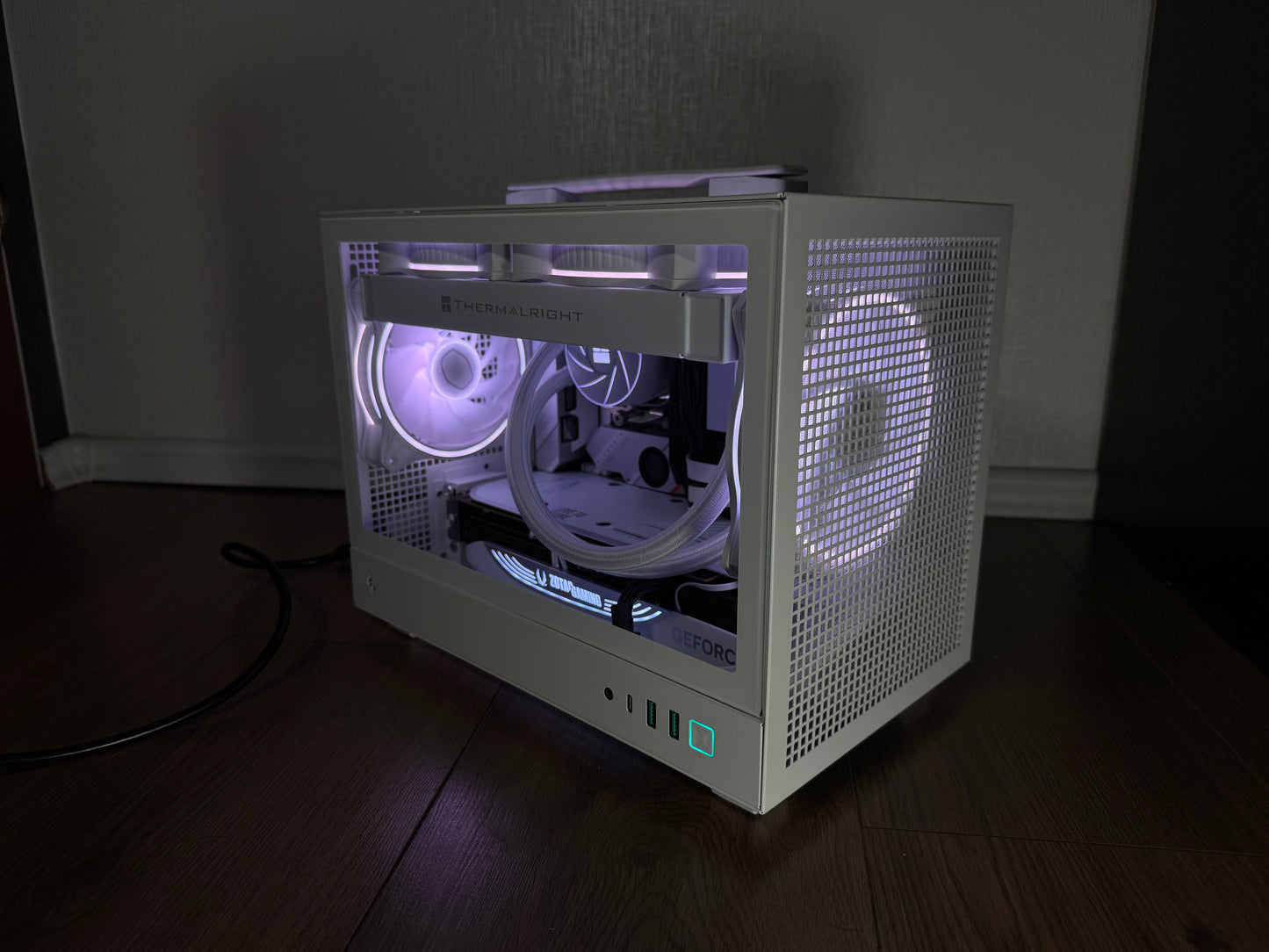 High End Gaming PC Weiß - ITX SFF - RTX 4080S - 7800 X3D - 32GB DDR5 - 1TB SSD