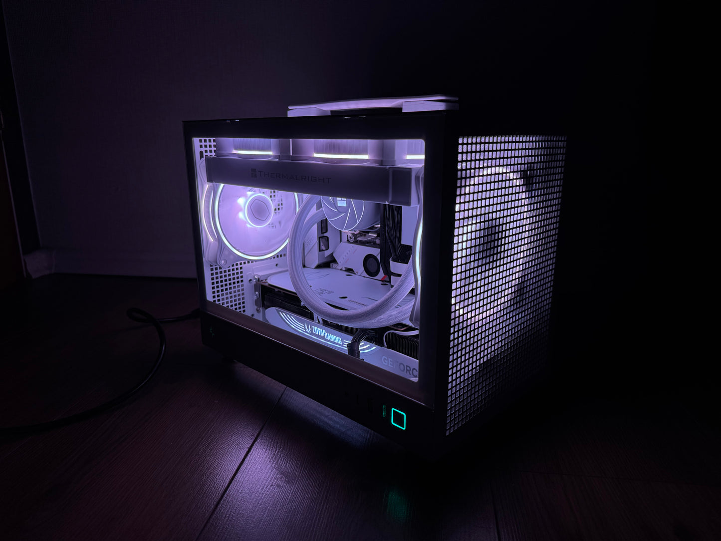 High End Gaming PC Weiß - ITX SFF - RTX 4080S - 7800 X3D - 32GB DDR5 - 1TB SSD