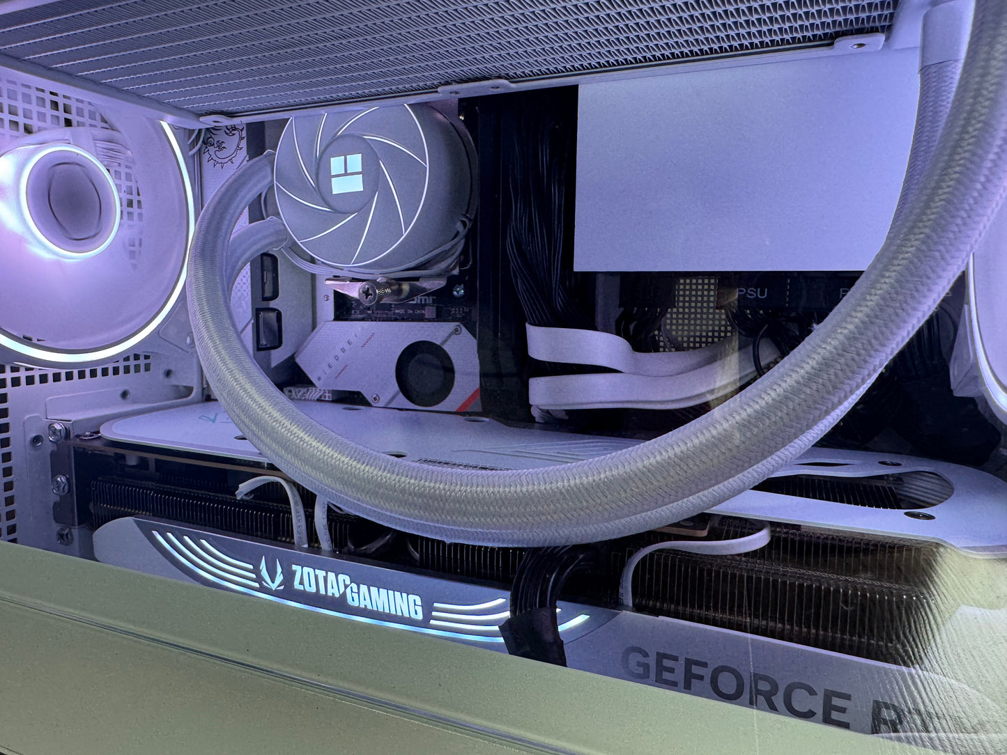 High End Gaming PC Weiß - ITX SFF - RTX 4080S - 7800 X3D - 32GB DDR5 - 1TB SSD