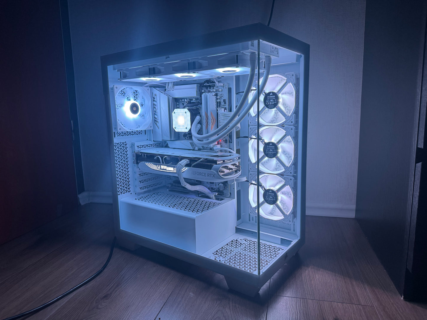 High End Gaming PC RTX 4080 Super, Ryzen 9 7950X3D, 32GB DDR5 RAM - weiß - white